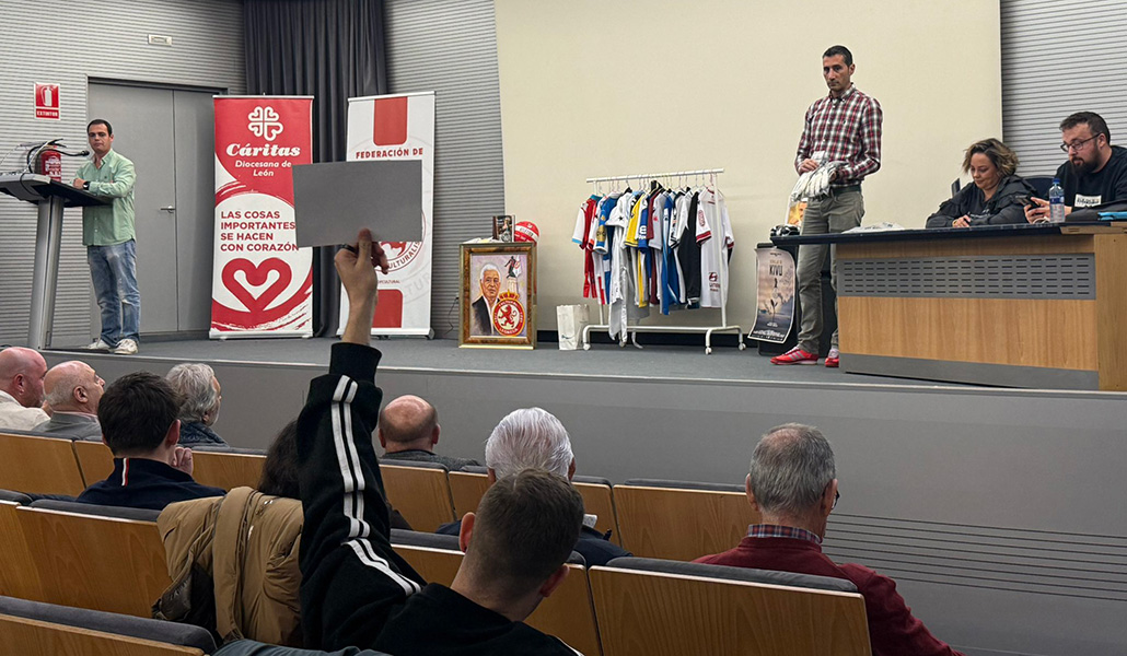 Subasta a beneficio de Cáritas organizada por la Federación de Peñas de la Cultural Leonesa.