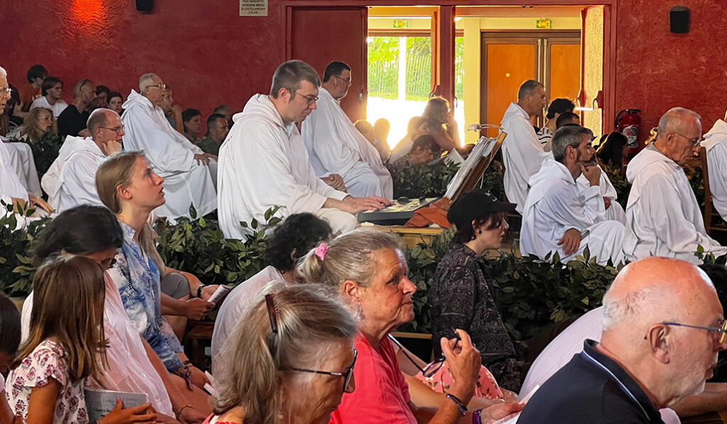 80 religiosos católicos y protestantes forman la comunidad de Taizé.