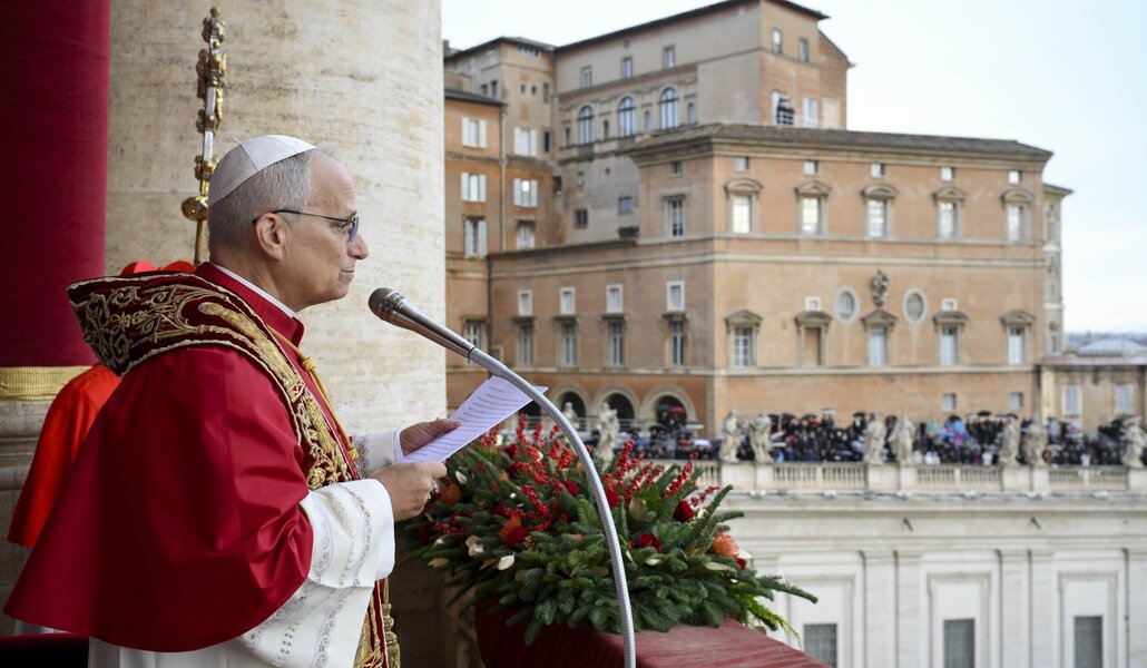 El Papa León XIV lee su mensaje de Navidad desde el balcón central de la basílica de San Pedro en el Vaticano, el 25 de diciembre de 2025. Foto: CNS / Vatican Media.
