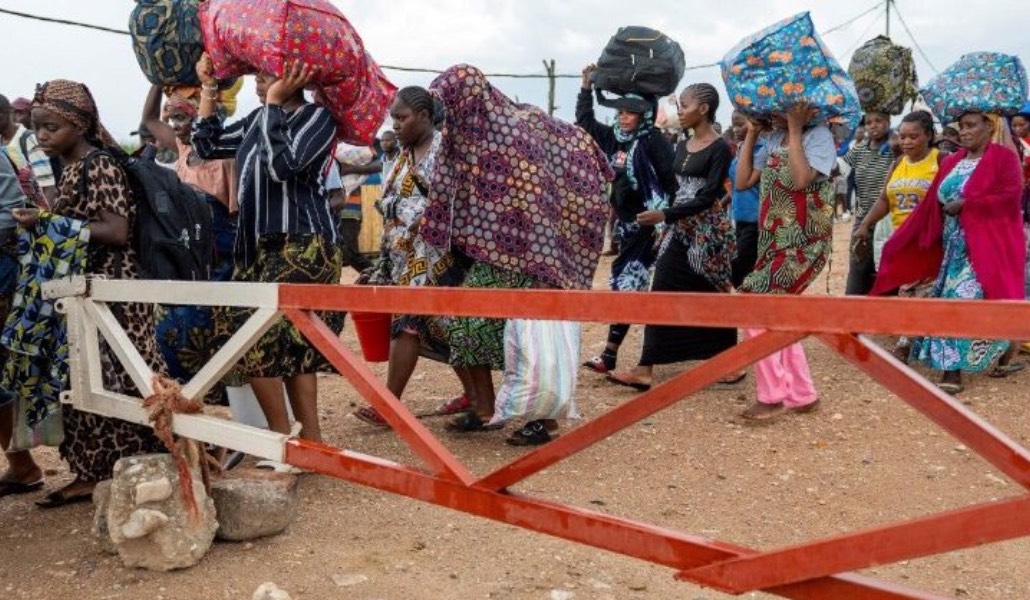 Desplazados de Uvira huyen hacia Burundi. Foto: Vatican Media.
