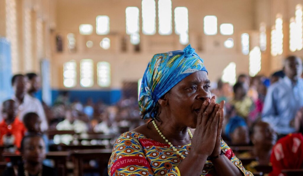 Una mujer reza en una iglesia de Uvira el pasado domingo. Foto: CNS.