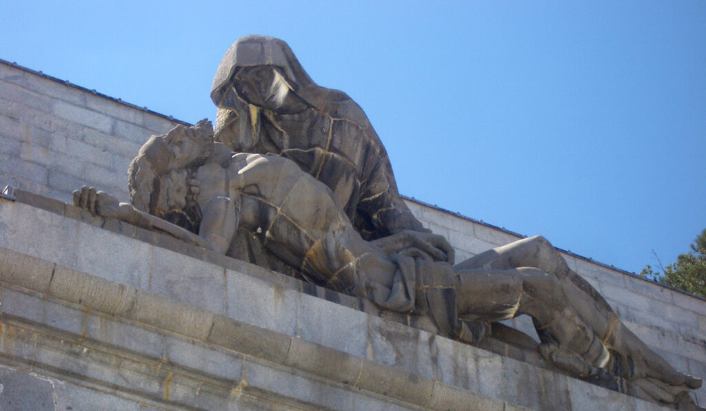 Escultura de la Piedad, sobre el acceso a la basílica.