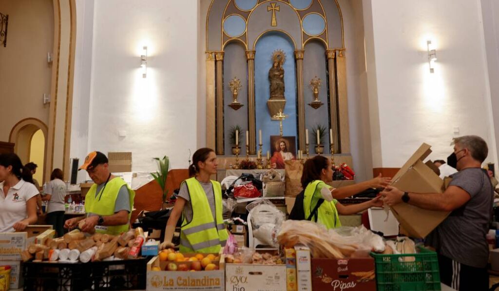 Voluntarios organizan la ayuda durante la DANA de Valencia. Foto: CNS.