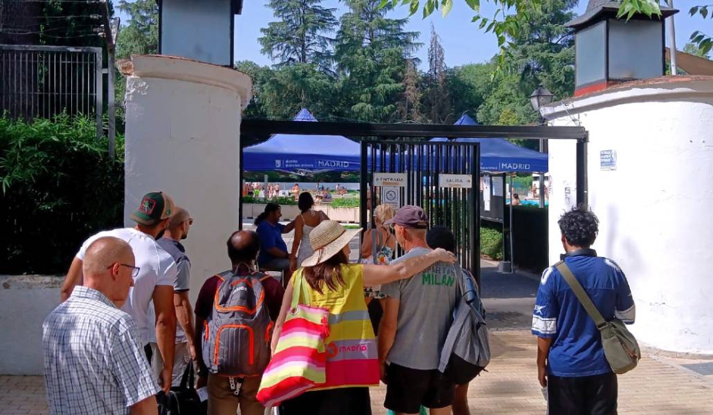 Voluntarios del Ayuntamiento de Madrid acompañan a personas sin hogar a una piscina. Foto: Ayuntamiento de Madrid.
