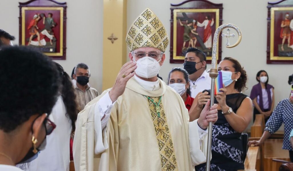 Andrés Carrascosa en la erección de la diócesis de Daule cuando era nuncio en Ecuador.