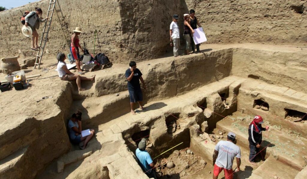 Estudiantes de la Pontificia Universidad Católica de Perú hacen una excavación en Trujillo.