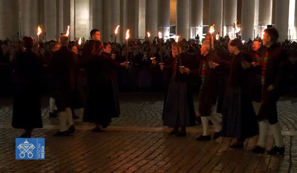 Baile con antorchas tradicional de una de las diócesis implicadas.