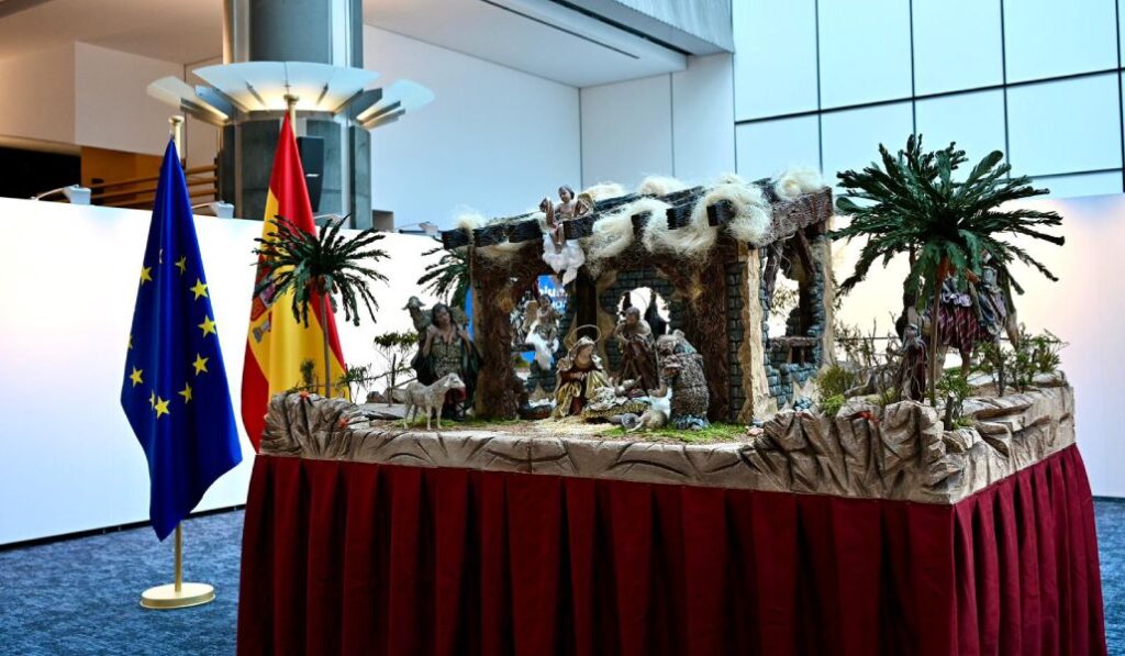 El Belén junto a las banderas de España y de la Unión Europea.
