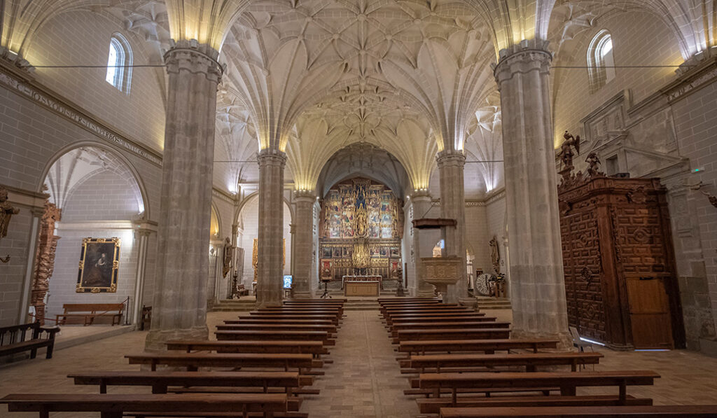 Los nervios de las bóvedas dan a la colegiata amplitud y estética catedralicia.