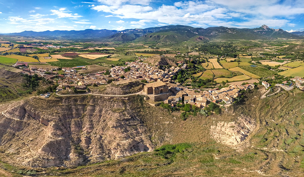 Sobre la loma, la colegiata de Bolea resiste al cierzo.