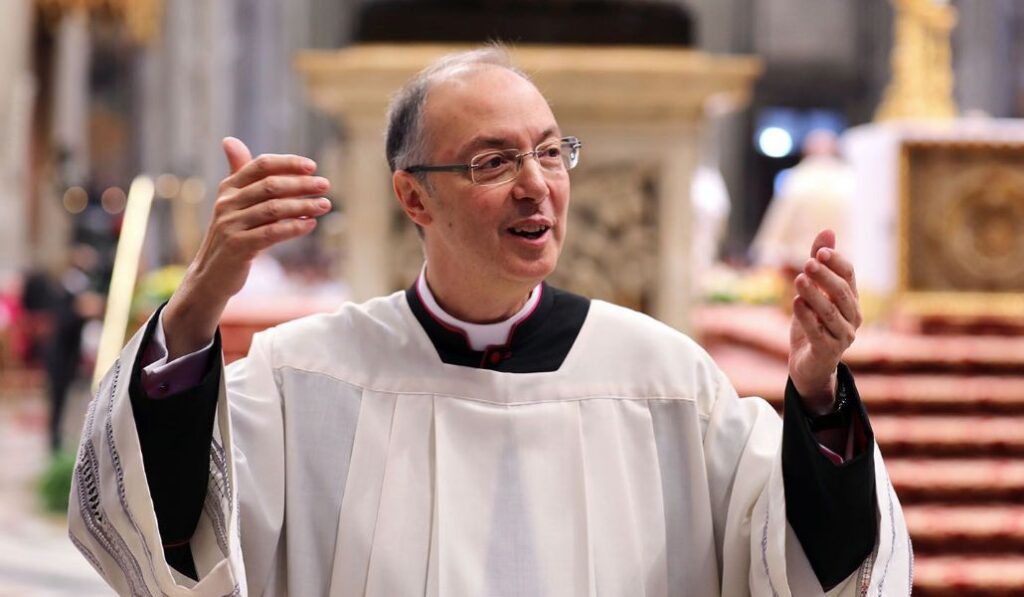 El arzobispo Marco Frisina dirigirá un coro de 200 voces.