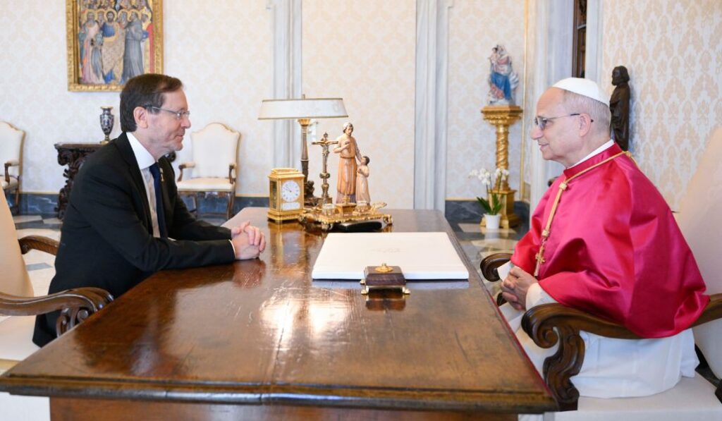Isaac Herzog con León XIV en la biblioteca del Palacio Apostólico.