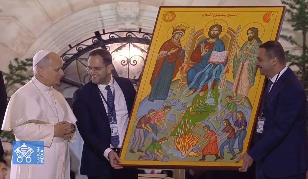 León XIV recibe como regalo un icono de Jesús apagando un incendio en el Líbano con el Evangelio.