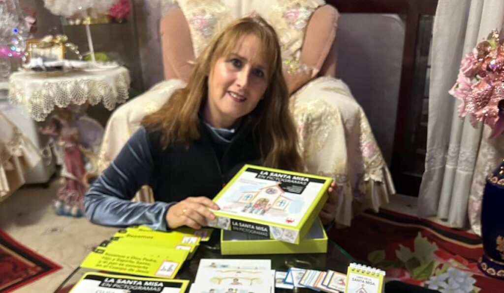 La autora con todos los materiales desplegados.