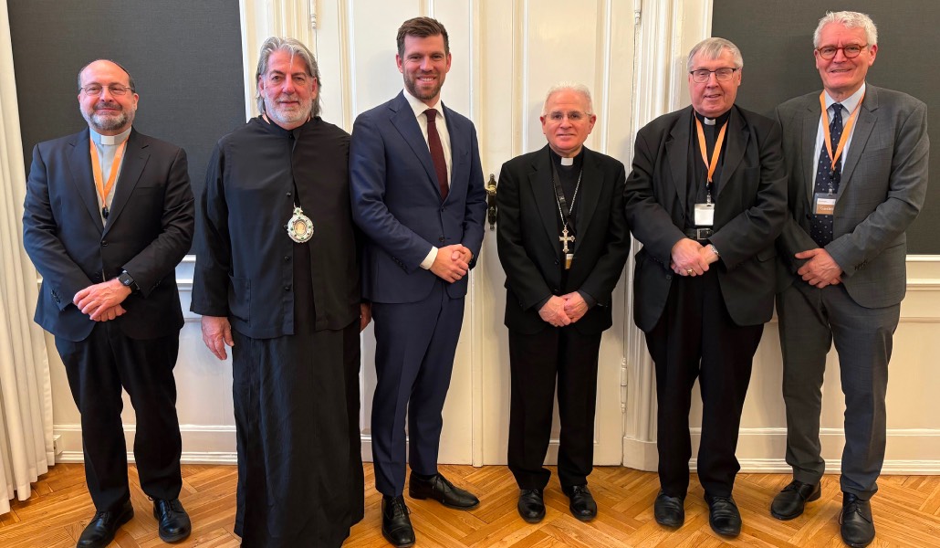 Crociata (centro) durante un encuentro de representantes de Iglesias europeas con la presidencia danesa de la UE. Foto: COMECE.