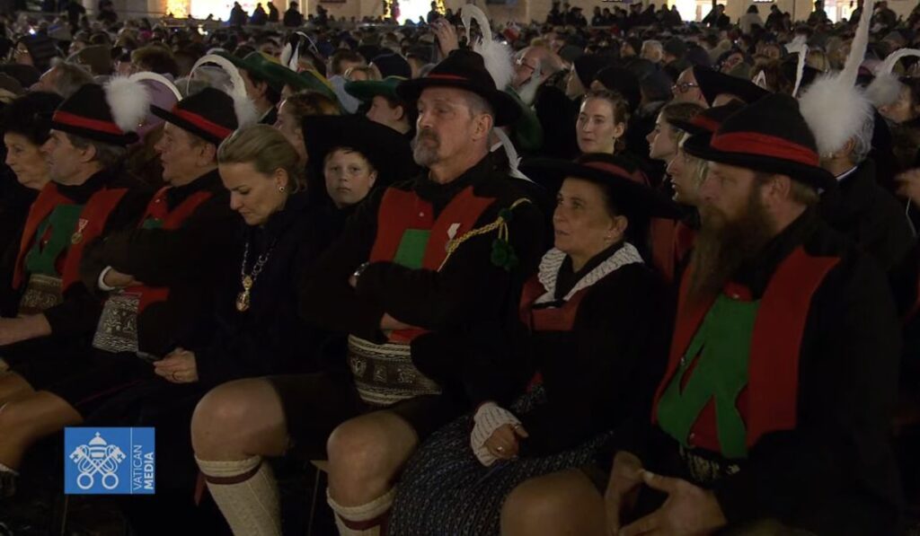 Trajes tiroleses en la plaza de San Pedro.
