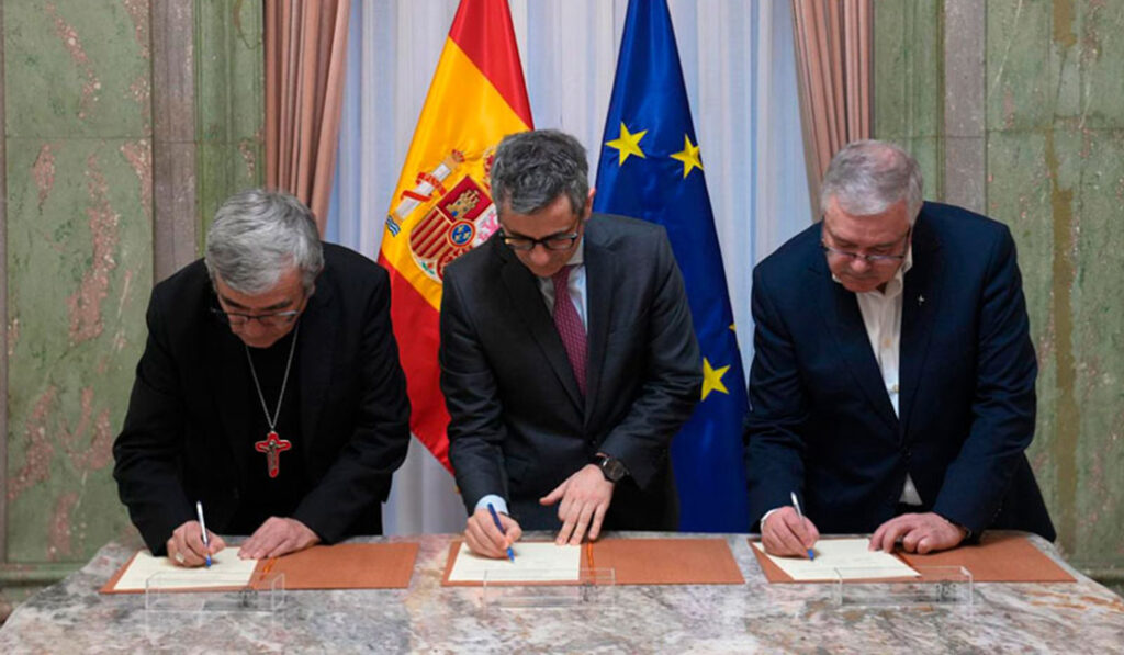 Argüello, Bolaños y Díaz Sariego durante la firma.