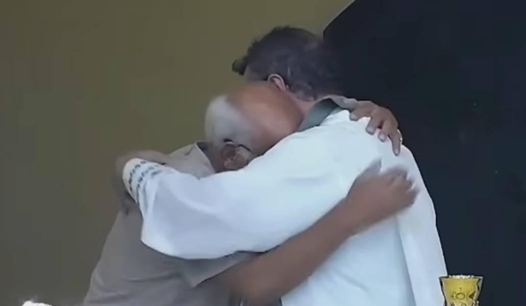 Momento del abrazo entre el sacerdote y el feligrés. Foto. YouTube.