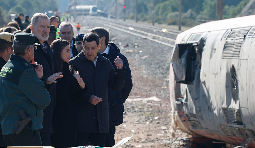 El rey Felipe VI y la reina visitan el lugar del accidente junto al presidente de la Junta de Andalucía.