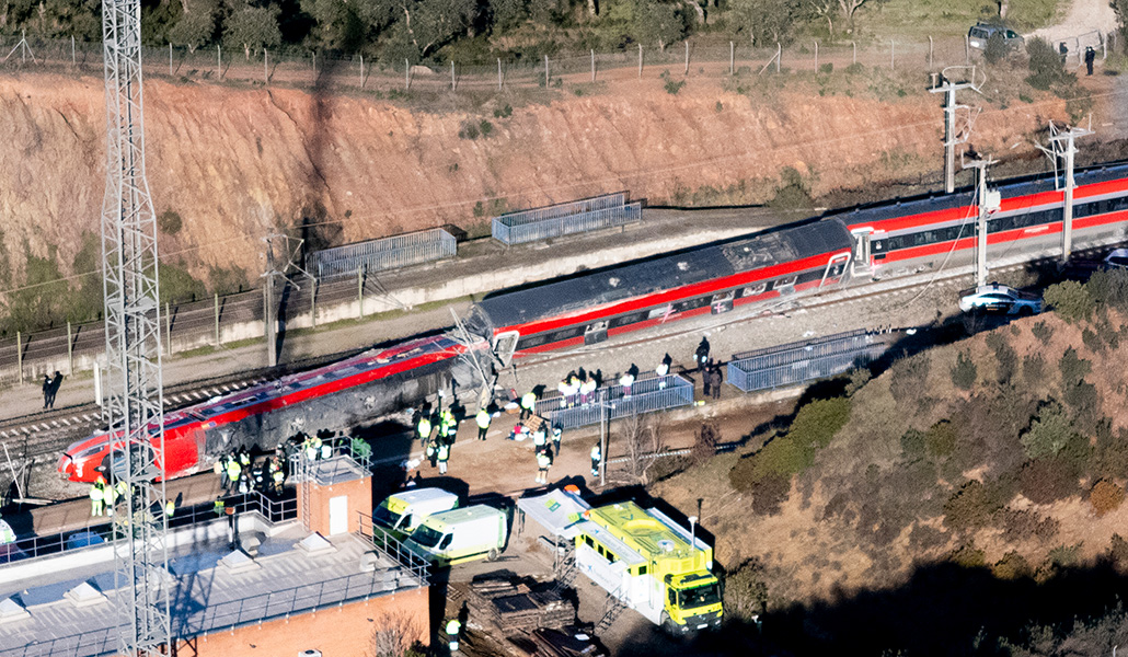 El accidente se produjo cuando un tren se salió de las vías y colisionó contra otro que venía en sentido contrario.