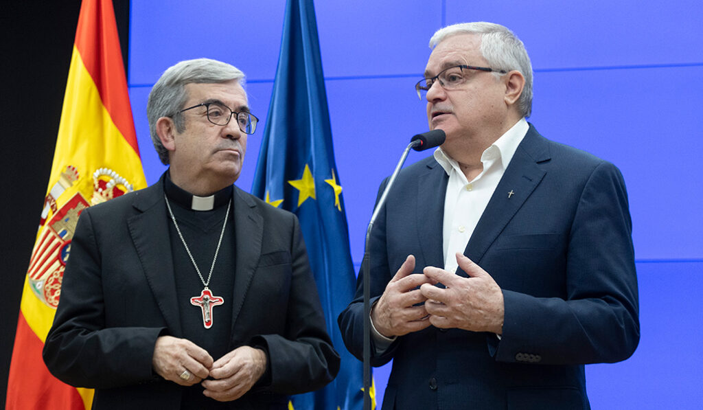 Argüello y Díaz Sariego (presidente de CONFER, más arriba) tras firmar el acuerdo con el Gobierno.