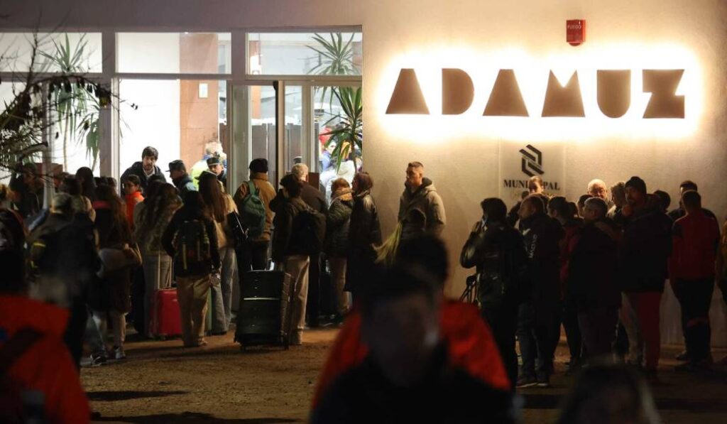 El polideportivo de Adamuz ha servido como recurso para la primera acogida. Foto: Europa Press.