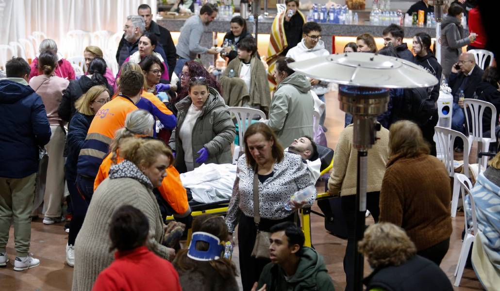 Primeros atendidos por los servicios de emergencia tras el accidente- Foto: Reuters.