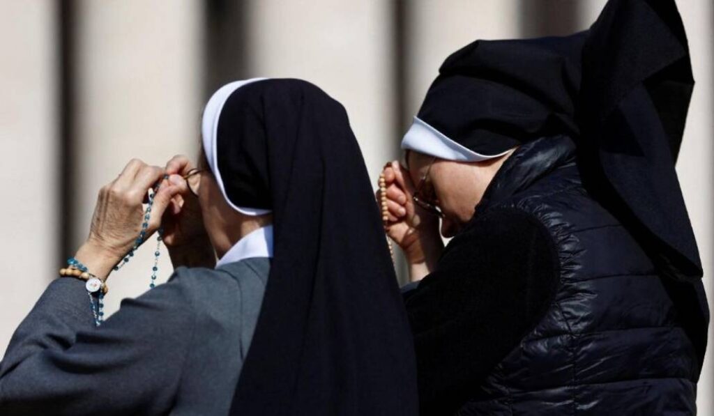 Religiosas rezan en la plaza de San Pedro por la salud del Papa Francisco.