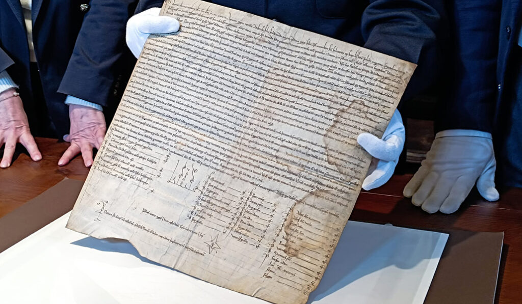 El archivero muestra el acta en el 950 aniversario de la apertura.