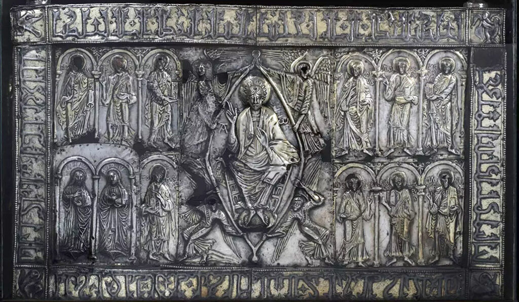 El Arca Santa fue revestida en plata por deseo de Alfonso VI.