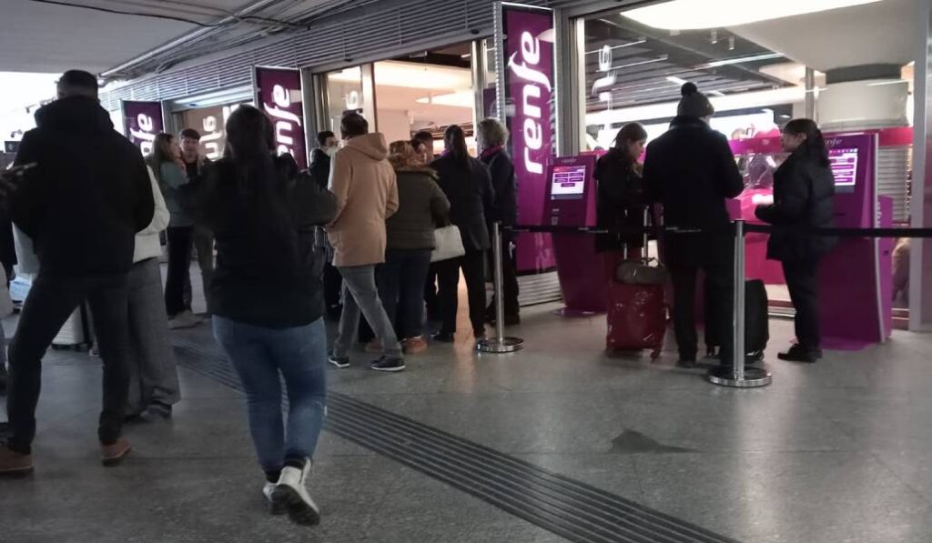 Viajeros a las puertas de la estación de Atocha este lunes. Foto: José Calderero.
