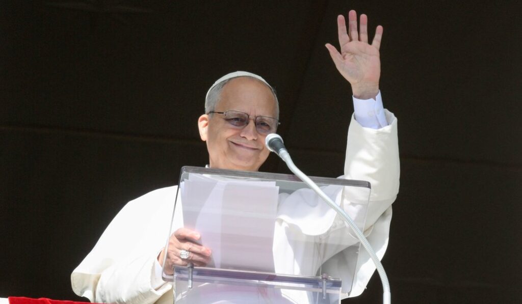 El Papa saluda a los fieles congregados en la plaza el 26 de enero.