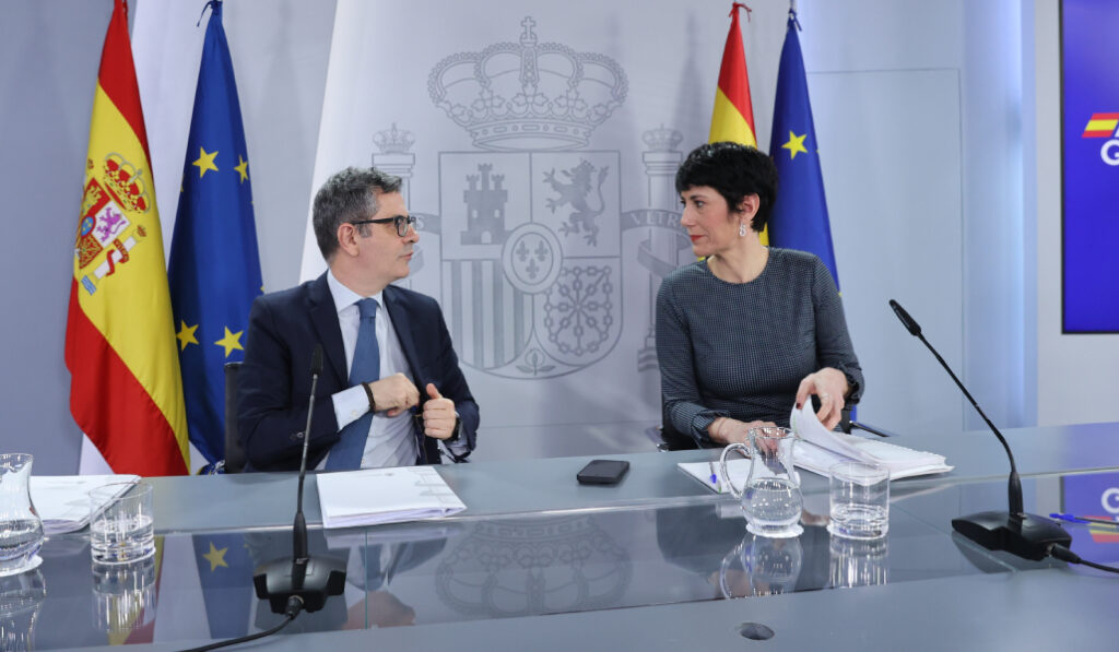 Félix Bolaños y Elma Saiz durante la rueda de prensa.