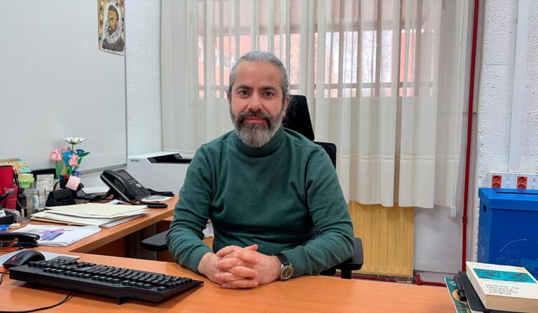 Alejandro Castellanos en su despacho en el IES Manuela Malasaña.