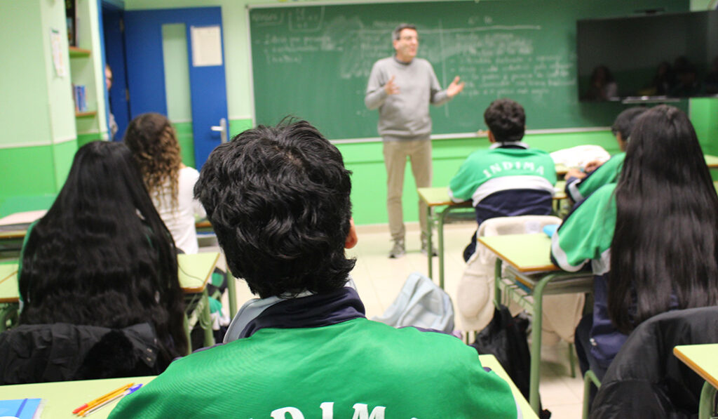 Canora da clase a un grupo que le propuso espontáneamente una solución a un problema que podría torcerse.
