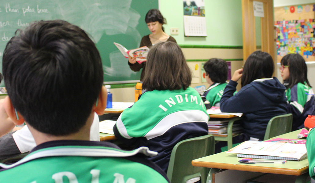 Los niños salen del aula con un profesor cuando se agitan y aprenden a reparar el daño que hayan ocasionado.