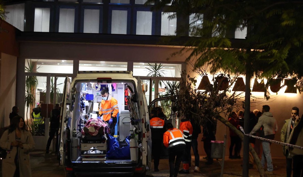 Una ambulancia llega con un herido al polideportivo de Adamuz, donde se atendió a víctimas del accidente. Foto: agencias.
