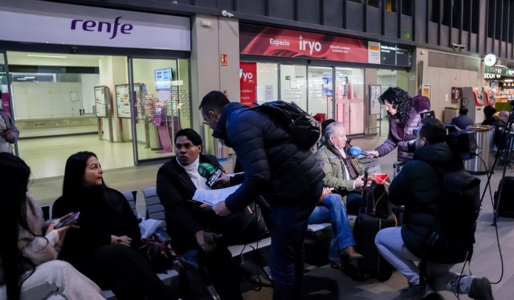 Pasajeros en la estación de Santa Justa (Sevilla). Foto: Europa Press / Eduardo Briones.