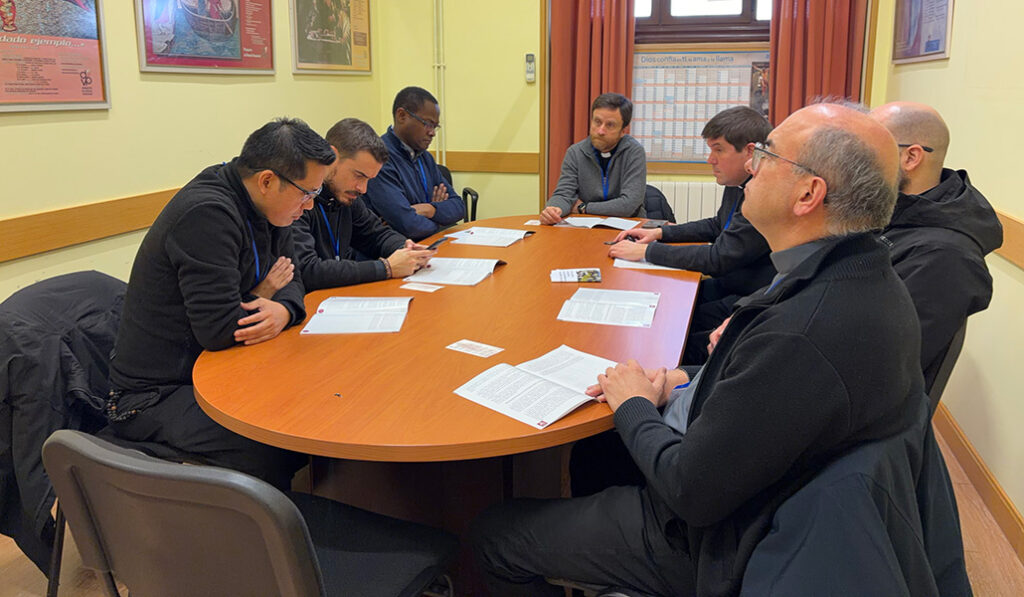 Sacerdotes reunidos en grupo durante la primera preasamblea en el Seminario Conciliar de Madrid. 