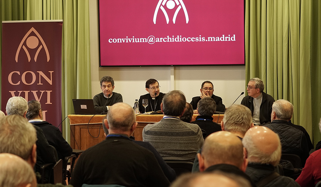 Un momento de la preasamblea del lunes pasado con el cardenal Cobo (segundo).