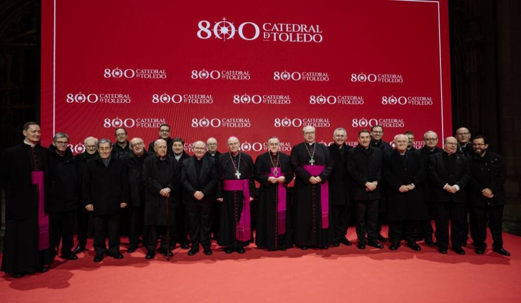 Foto de familia tras la celebración. Foto: Catedral de Toledo.