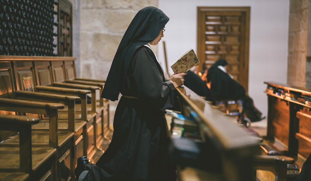 Hermanas clarisas, en Carrión de los Condes (Palencia), rezan durante el invierno. También reciben apoyo de DeClausura.