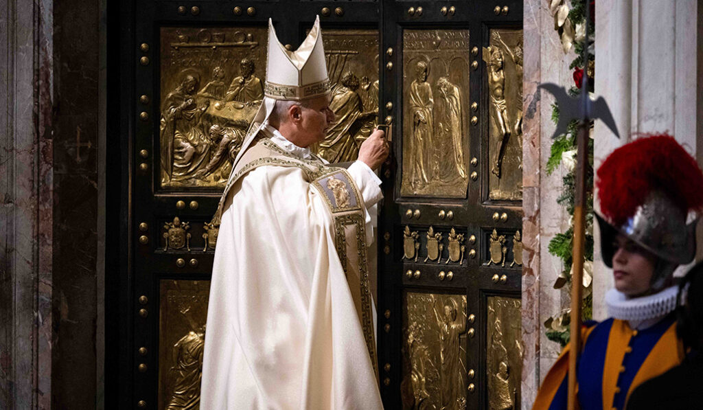 El Papa León XIV cierra la Puerta Santa de la basílica de San Pedro el 6 de enero de 2026 en el Vaticano, marcando el cierre del Año Jubilar.
