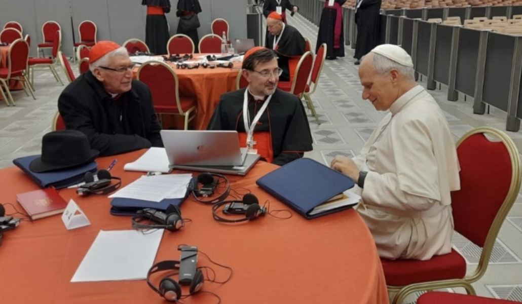 El cardenal Cobo junto al Papa en el consistorio.