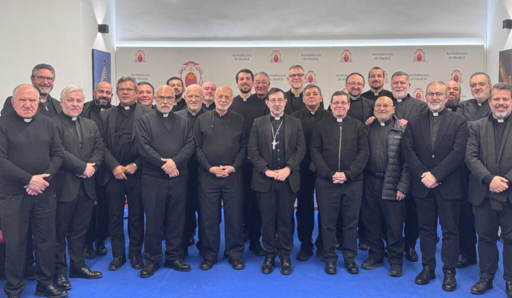 Cobo con los sacerdotes durante el encuentro.