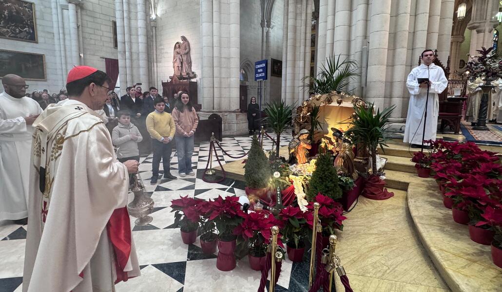 Un momento con las familias durante la Misa de Epifanía en la catedral de la Almudena. Foto: Santiago Tedeschi / Archimadrid.
