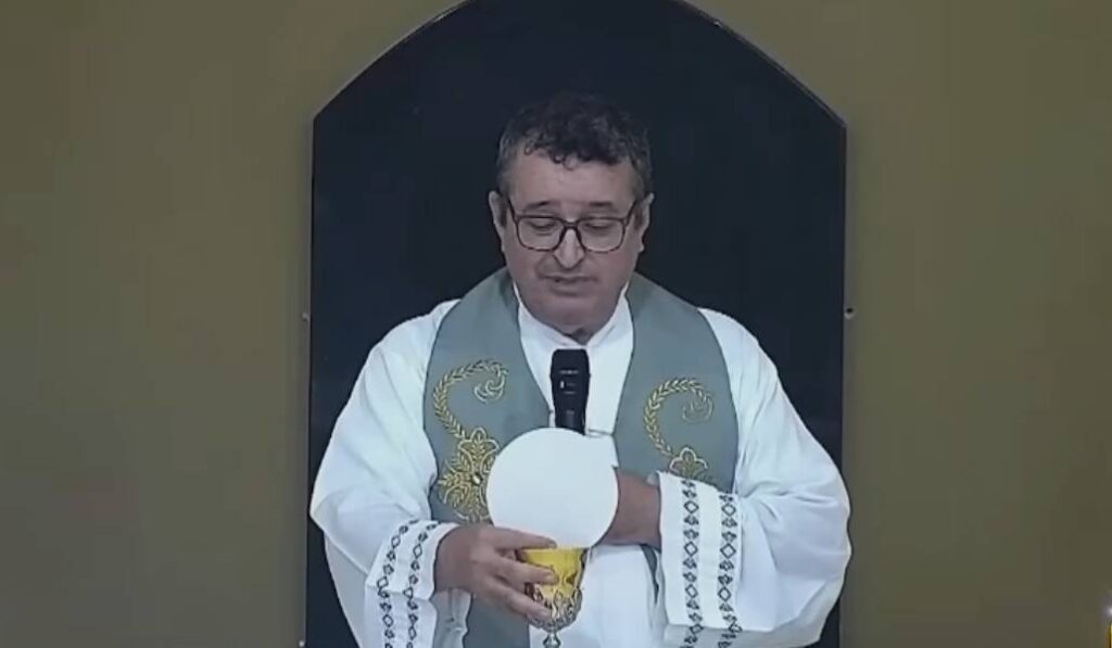 El padre Carlos Henrique momentos antes de que subiera el señor Marcos. Foto: YouTube.