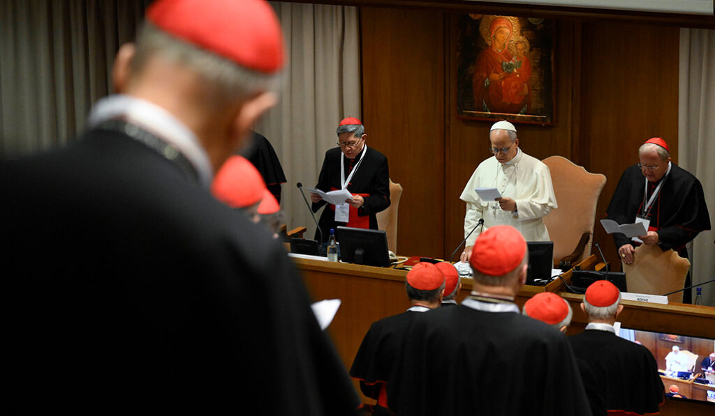 El Papa León XIV dirige una oración durante el consistorio.