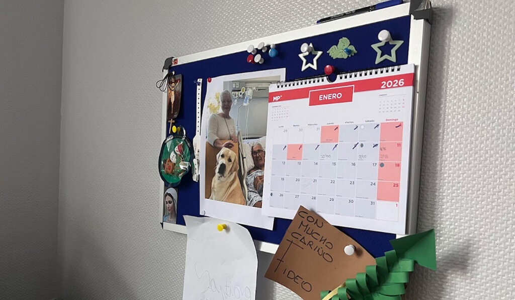 El tablón de Santiago, con una estampa de la Virgen, dio pistas al personal de qué tipo de atención espiritual quería.