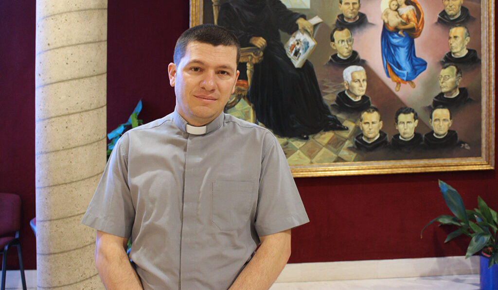 Duván Zuluaga es el capellán del hospital. Los ateos también quieren que pase por su cuarto.